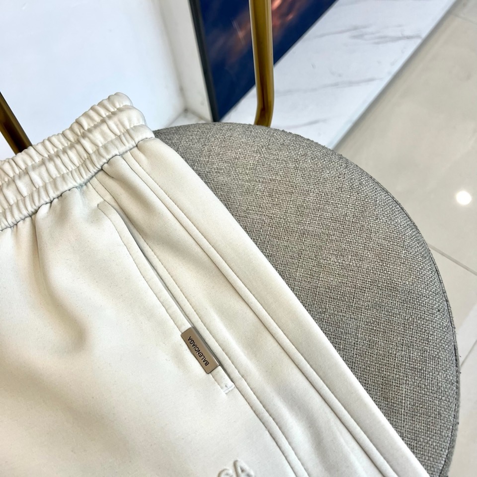 Ba巴黎世家、2025秋冬新品休闲裤，以摩登解构主义重塑当代衣橱美学。选用高品质斜纹棉面料打造雾灰色调，
