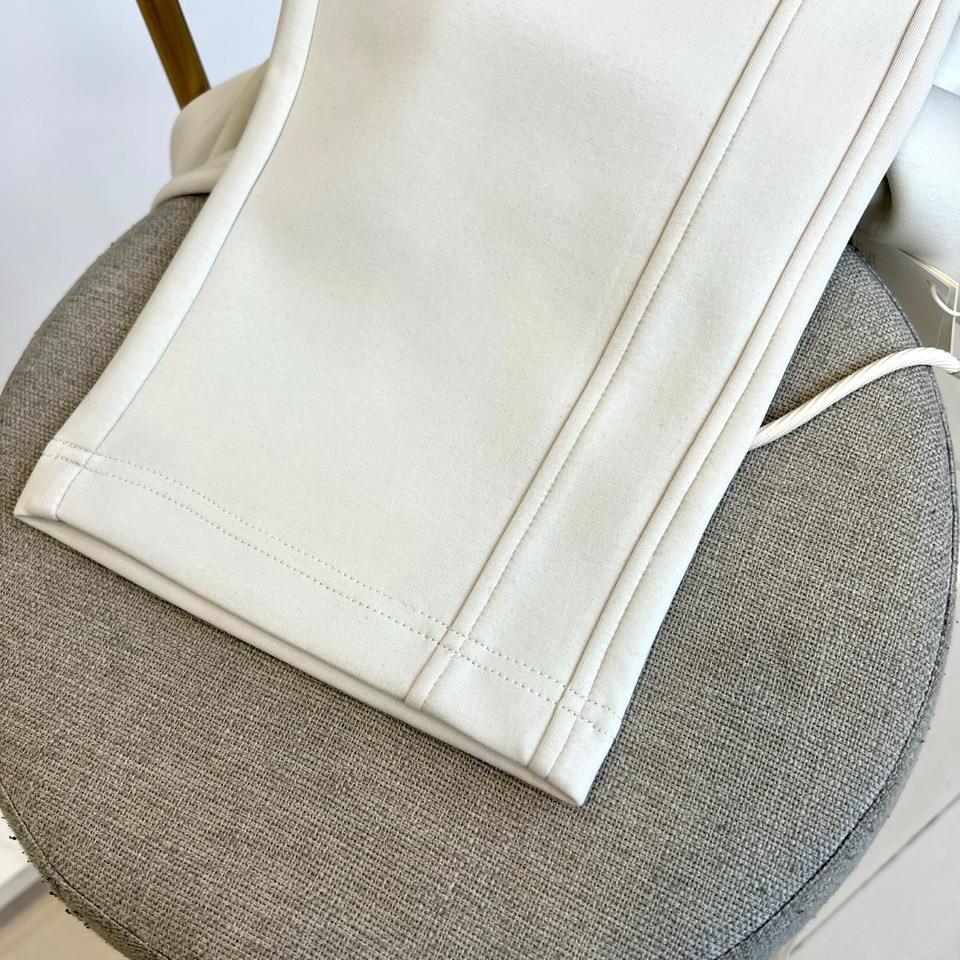 Ba巴黎世家、2025秋冬新品休闲裤，以摩登解构主义重塑当代衣橱美学。选用高品质斜纹棉面料打造雾灰色调，