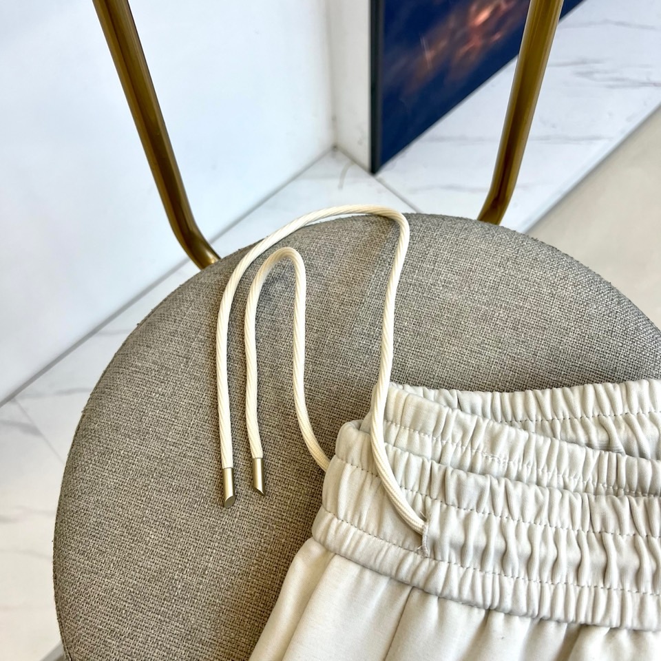 Ba巴黎世家、2025秋冬新品休闲裤，以摩登解构主义重塑当代衣橱美学。选用高品质斜纹棉面料打造雾灰色调，