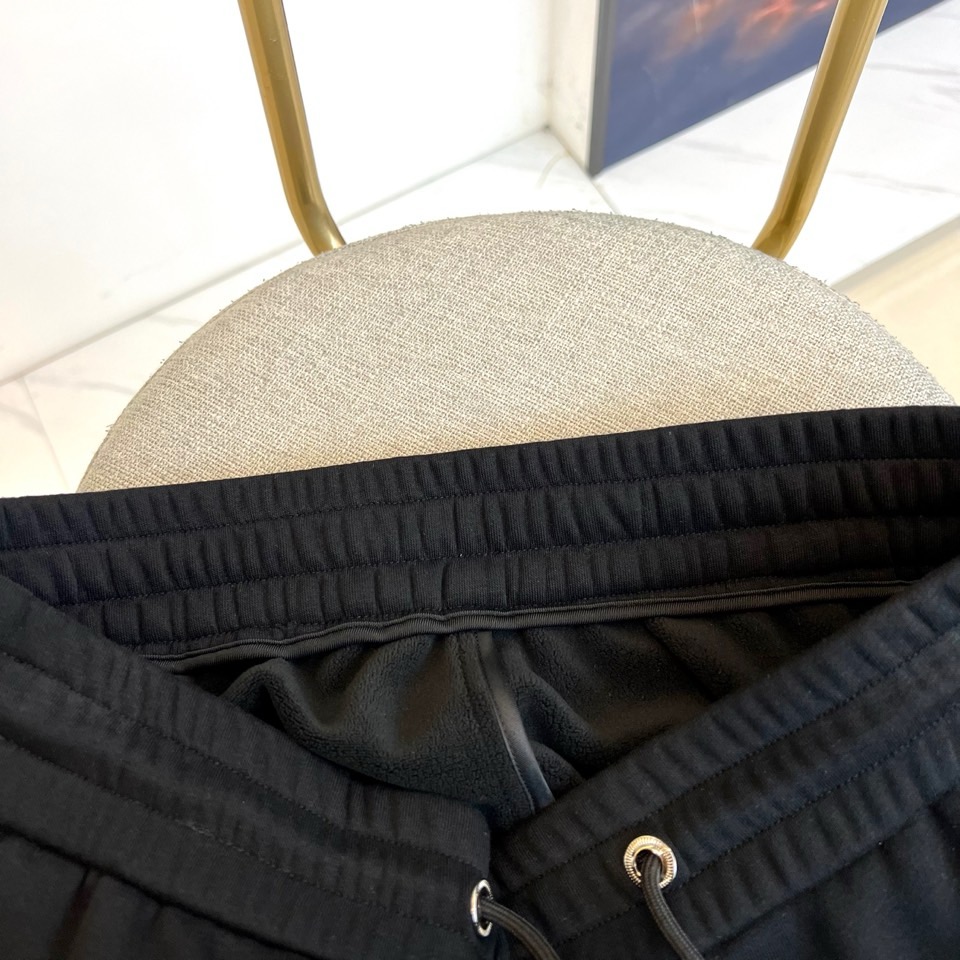 Prad普拉达、2025秋冬新品加绒休闲卫裤，以简约流畅的直筒剪裁，诠释当代休闲服饰的高级质感。裤腰采用