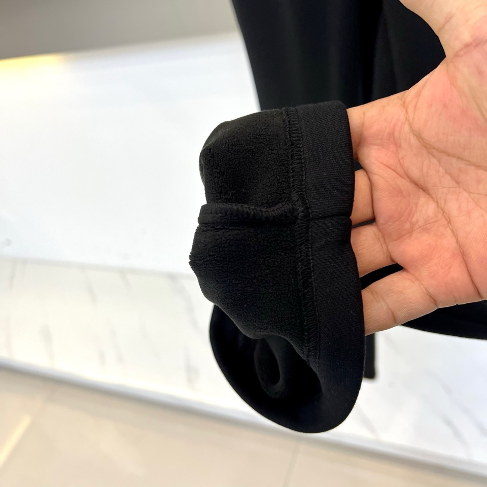 Prad普拉达、2025秋冬新品加绒休闲卫裤，以简约流畅的直筒剪裁，诠释当代休闲服饰的高级质感。裤腰采用