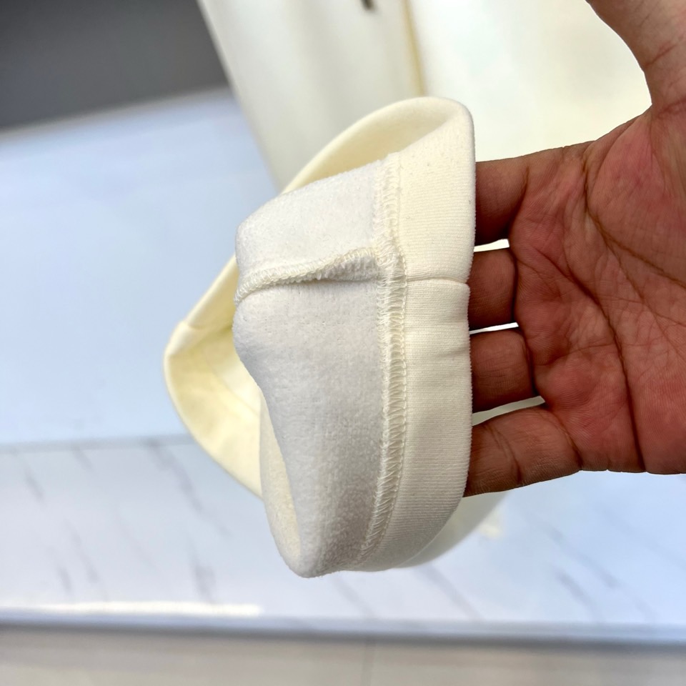 Prad普拉达、2025秋冬新品加绒休闲卫裤，以简约流畅的直筒剪裁，诠释当代休闲服饰的高级质感。裤腰采用