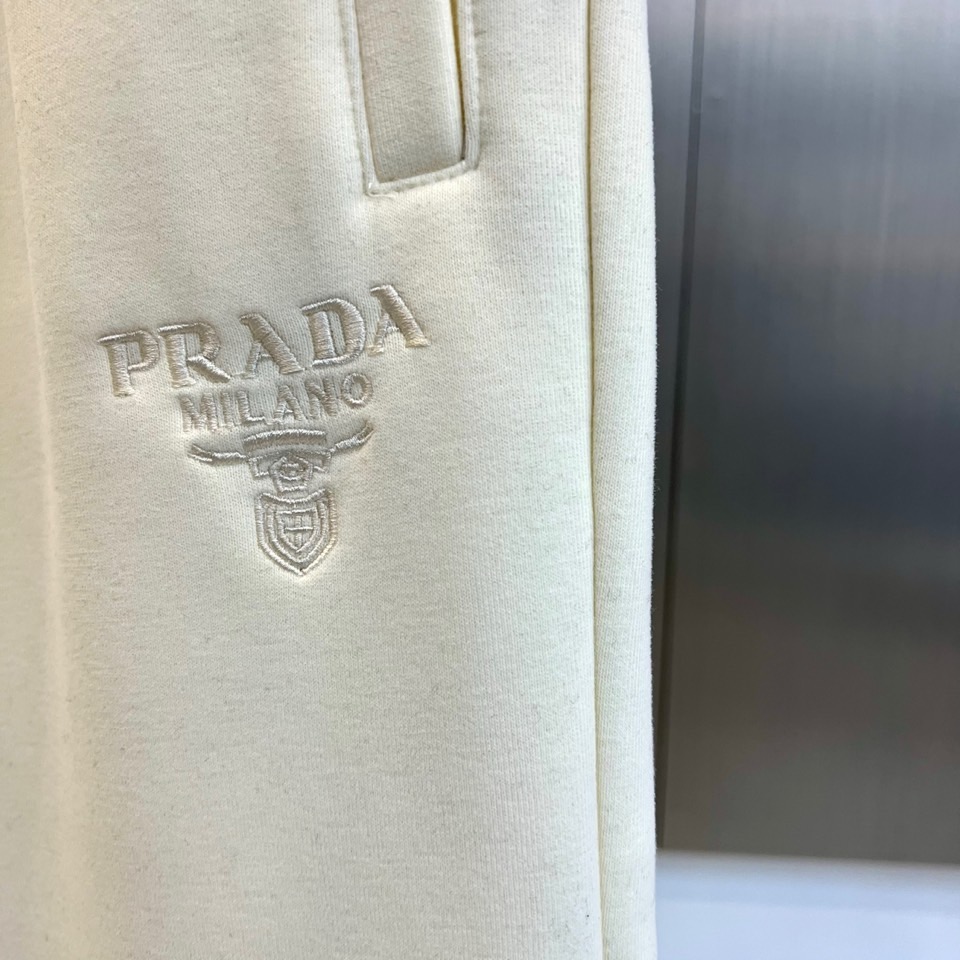 Prad普拉达、2025秋冬新品加绒休闲卫裤，以简约流畅的直筒剪裁，诠释当代休闲服饰的高级质感。裤腰采用