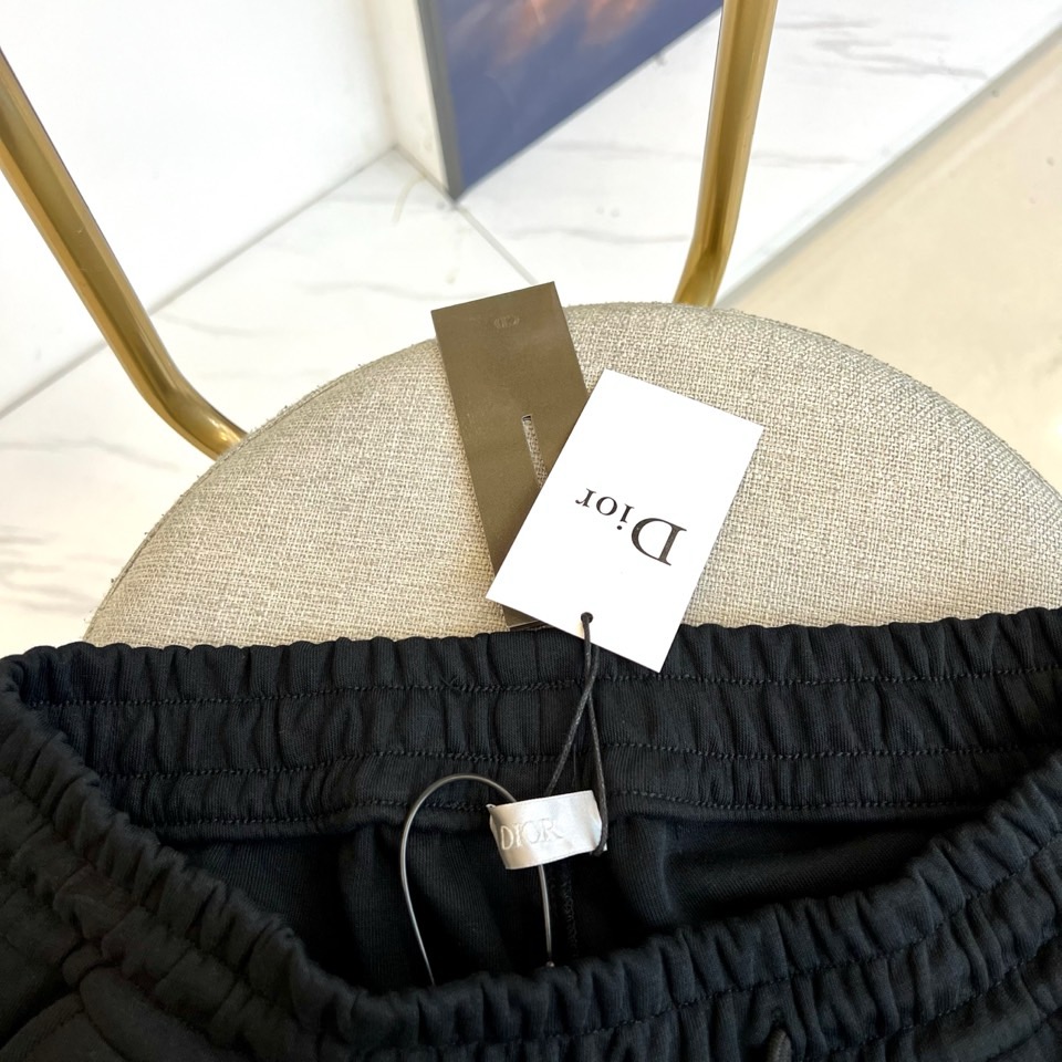 Dio迪奥、25s秋冬新款休闲运动卫裤，一件百搭卫裤，简约又有腔调 整条休闲裤的设计风格简洁时尚，中克重