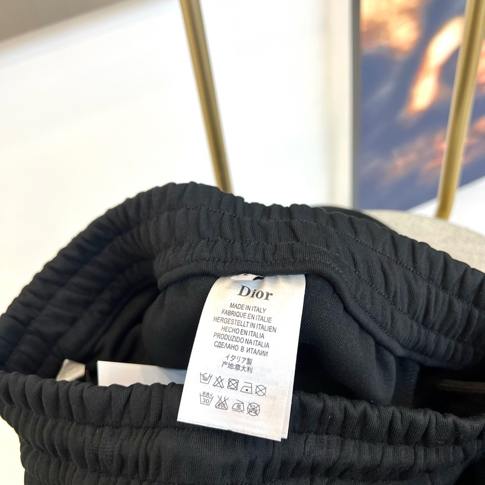 Dio迪奥、25s秋冬新款休闲运动卫裤，一件百搭卫裤，简约又有腔调 整条休闲裤的设计风格简洁时尚，中克重