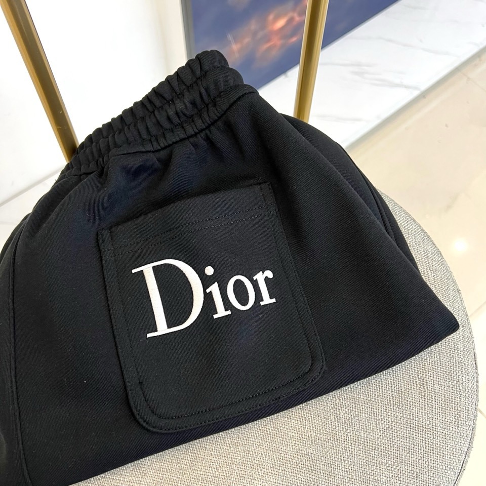 Dio迪奥、25s秋冬新款休闲运动卫裤，一件百搭卫裤，简约又有腔调 整条休闲裤的设计风格简洁时尚，中克重