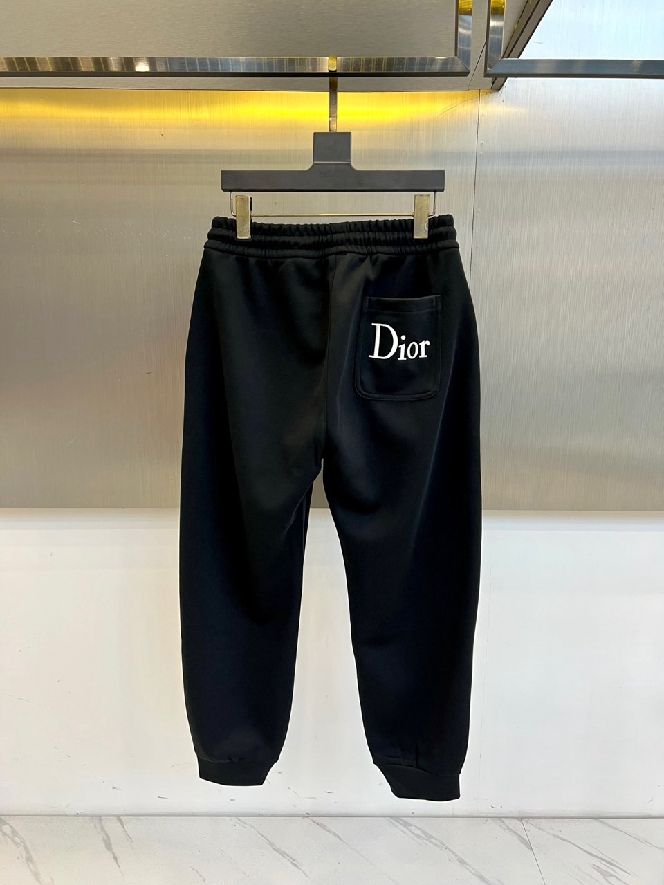 Dio迪奥、25s秋冬新款休闲运动卫裤，一件百搭卫裤，简约又有腔调 整条休闲裤的设计风格简洁时尚，中克重