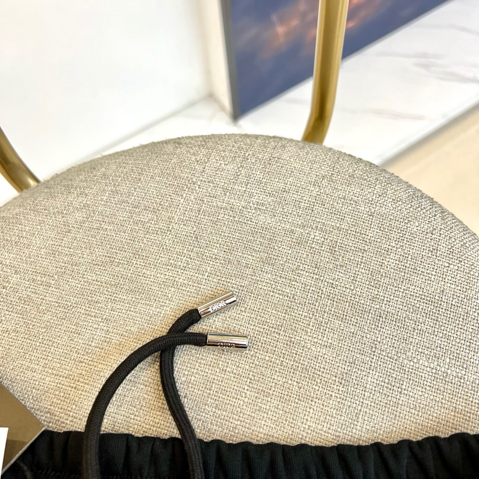 Dio迪奥、25s秋冬新款休闲运动卫裤，一件百搭卫裤，简约又有腔调 整条休闲裤的设计风格简洁时尚，中克重