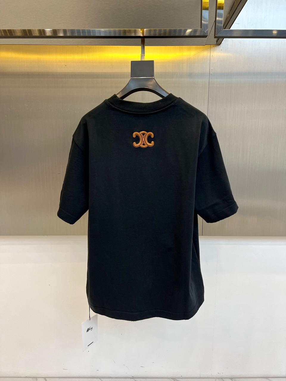 Celine塞琳、2025秋冬新品连帽套头卫衣，以深棕色基调演绎现代简约美学。这款卫衣采用宽松休闲剪裁，