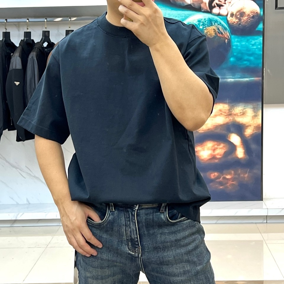 Celine塞琳、2025秋冬新品连帽套头卫衣，以深棕色基调演绎现代简约美学。这款卫衣采用宽松休闲剪裁，