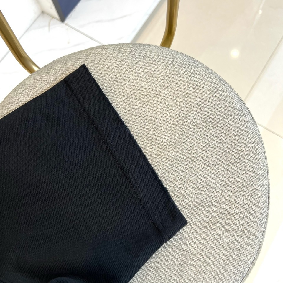 Celine塞琳、2025秋冬新品连帽套头卫衣，以深棕色基调演绎现代简约美学。这款卫衣采用宽松休闲剪裁，