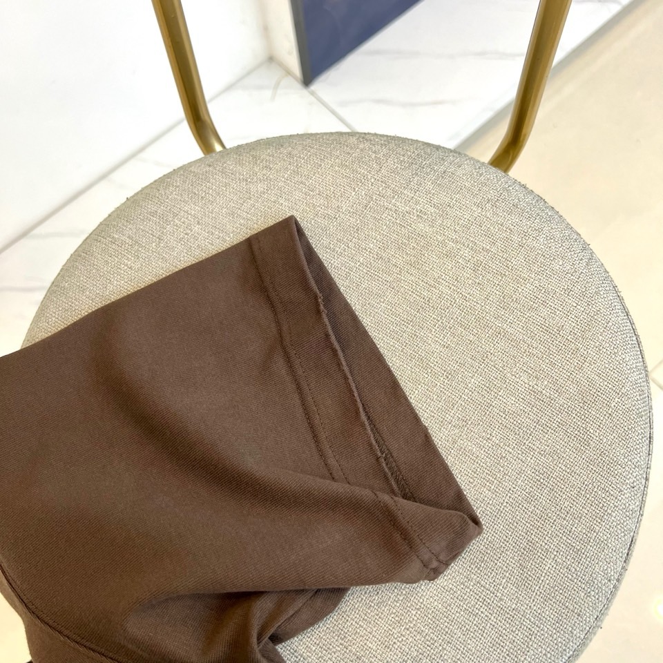 Celine塞琳、2025秋冬新品连帽套头卫衣，以深棕色基调演绎现代简约美学。这款卫衣采用宽松休闲剪裁，