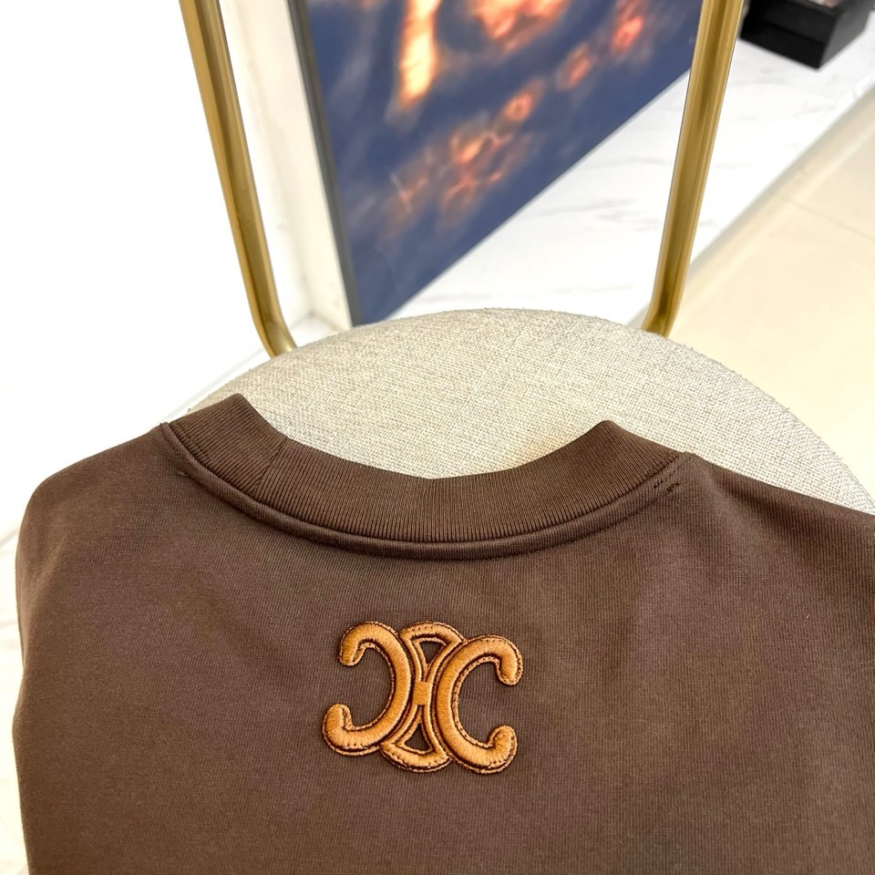 Celine塞琳、2025秋冬新品连帽套头卫衣，以深棕色基调演绎现代简约美学。这款卫衣采用宽松休闲剪裁，