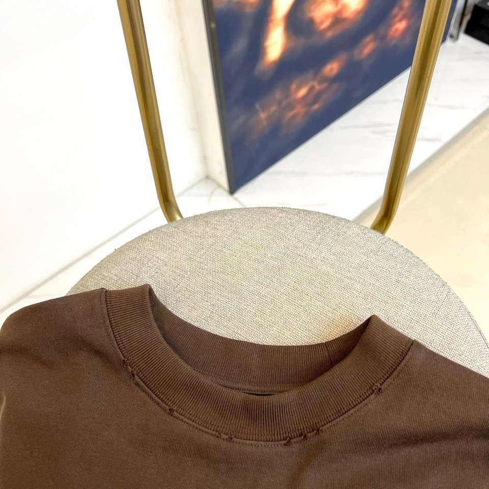 Celine塞琳、2025秋冬新品连帽套头卫衣，以深棕色基调演绎现代简约美学。这款卫衣采用宽松休闲剪裁，