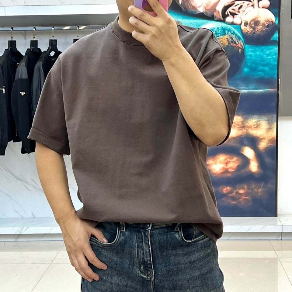 Celine塞琳、2025秋冬新品连帽套头卫衣，以深棕色基调演绎现代简约美学。这款卫衣采用宽松休闲剪裁，