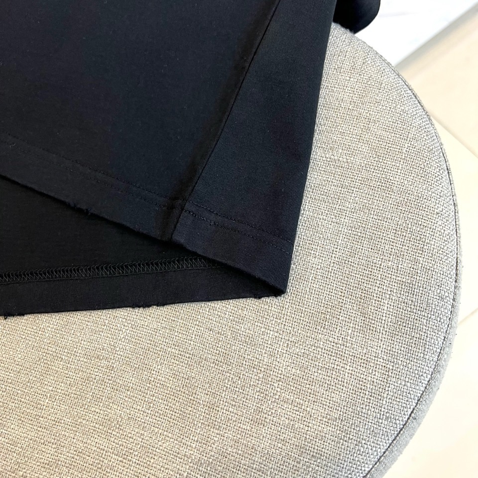 Acne Studios-2025秋冬新品纯棉T恤，以极简设计诠释北欧现代美学。款式采用经典圆领短袖廓形