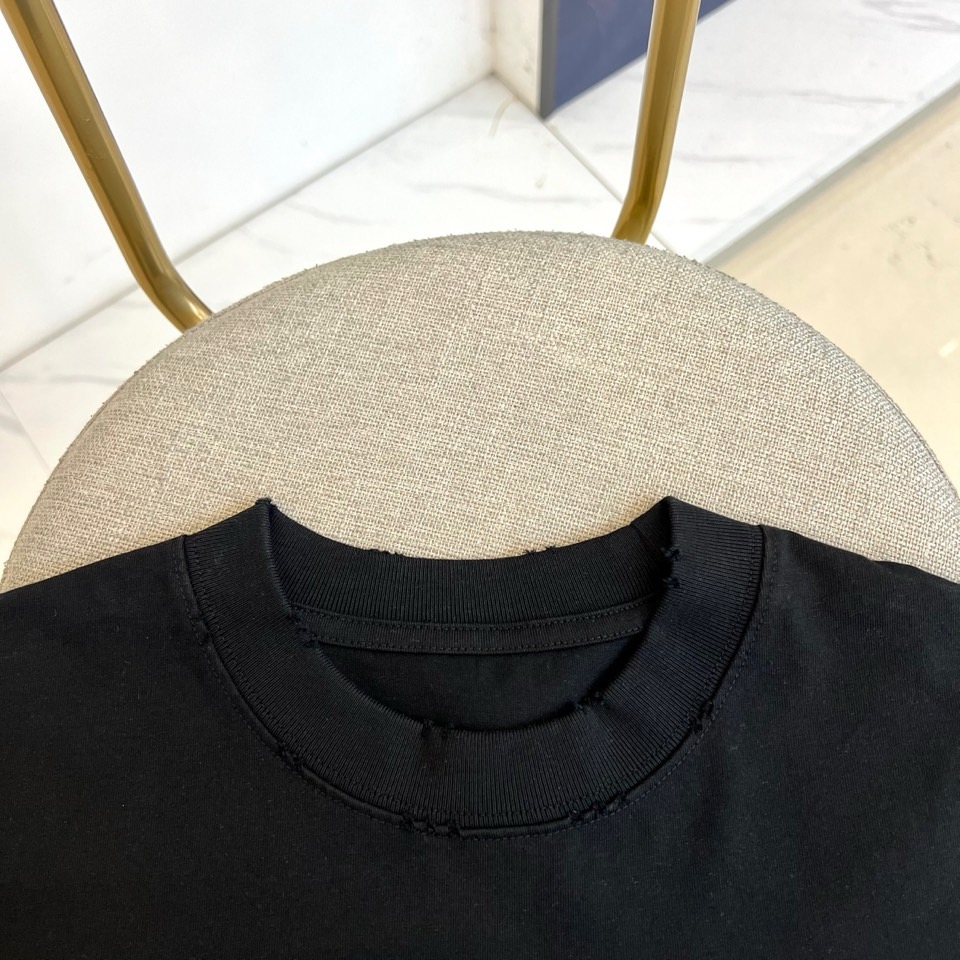 Acne Studios-2025秋冬新品纯棉T恤，以极简设计诠释北欧现代美学。款式采用经典圆领短袖廓形