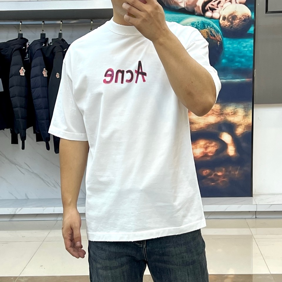 Acne Studios-2025秋冬新品纯棉T恤，以极简设计诠释北欧现代美学。款式采用经典圆领短袖廓形