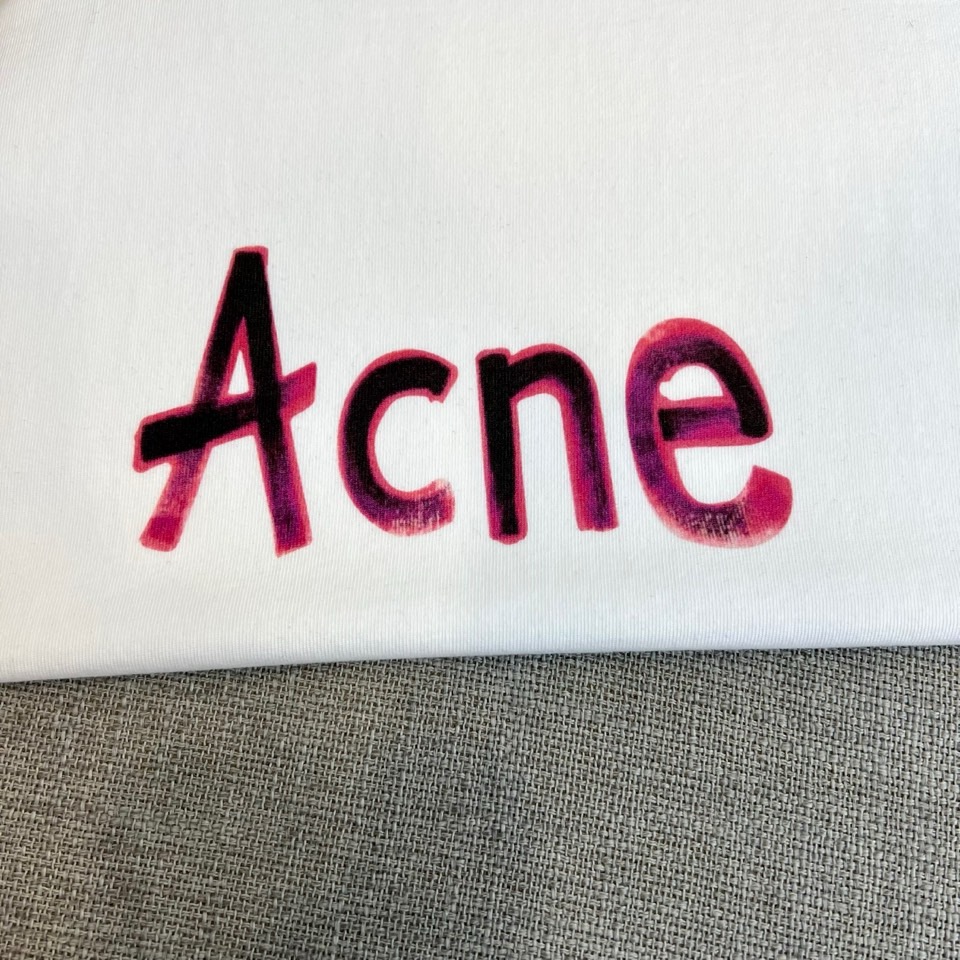 Acne Studios-2025秋冬新品纯棉T恤，以极简设计诠释北欧现代美学。款式采用经典圆领短袖廓形