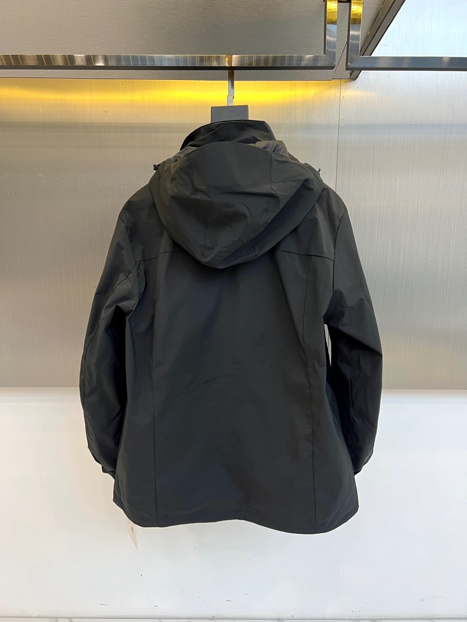 Stone Island石头岛、2025秋冬新品三合一外套以科技感浅灰配色诠释模块化功能美学。这款外套采