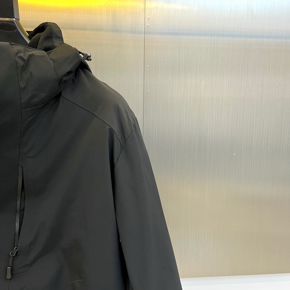 Stone Island石头岛、2025秋冬新品三合一外套以科技感浅灰配色诠释模块化功能美学。这款外套采