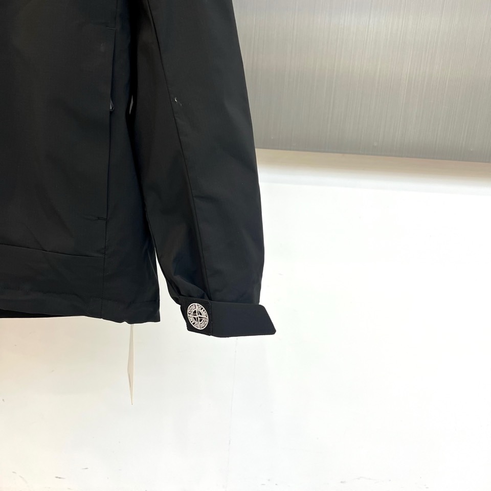 Stone Island石头岛、2025秋冬新品三合一外套以科技感浅灰配色诠释模块化功能美学。这款外套采