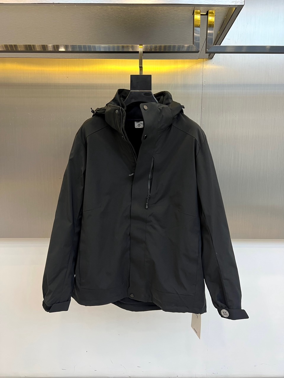 Stone Island石头岛、2025秋冬新品三合一外套以科技感浅灰配色诠释模块化功能美学。这款外套采