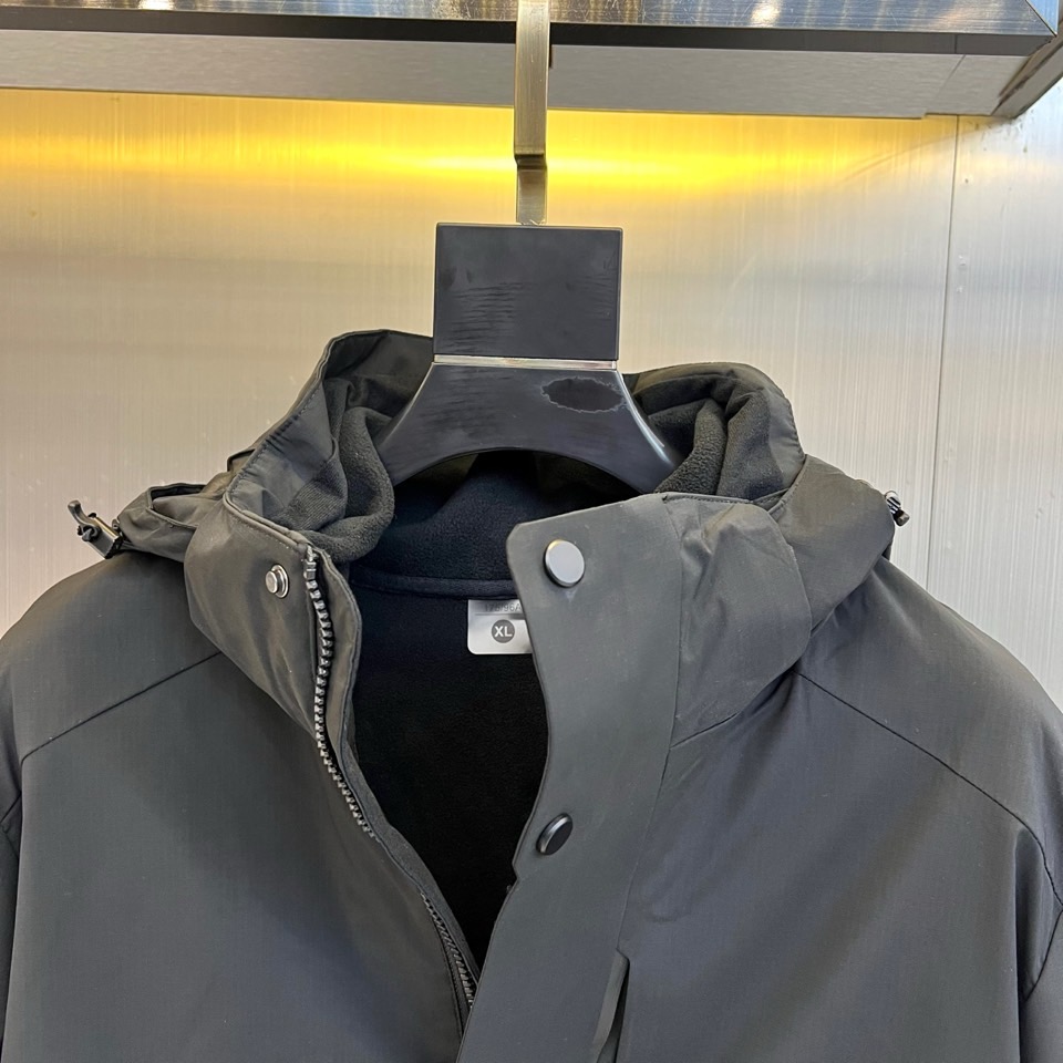 Stone Island石头岛、2025秋冬新品三合一外套以科技感浅灰配色诠释模块化功能美学。这款外套采