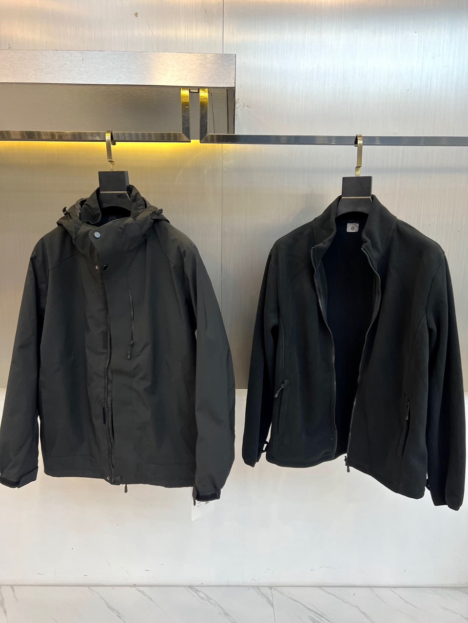 Stone Island石头岛、2025秋冬新品三合一外套以科技感浅灰配色诠释模块化功能美学。这款外套采