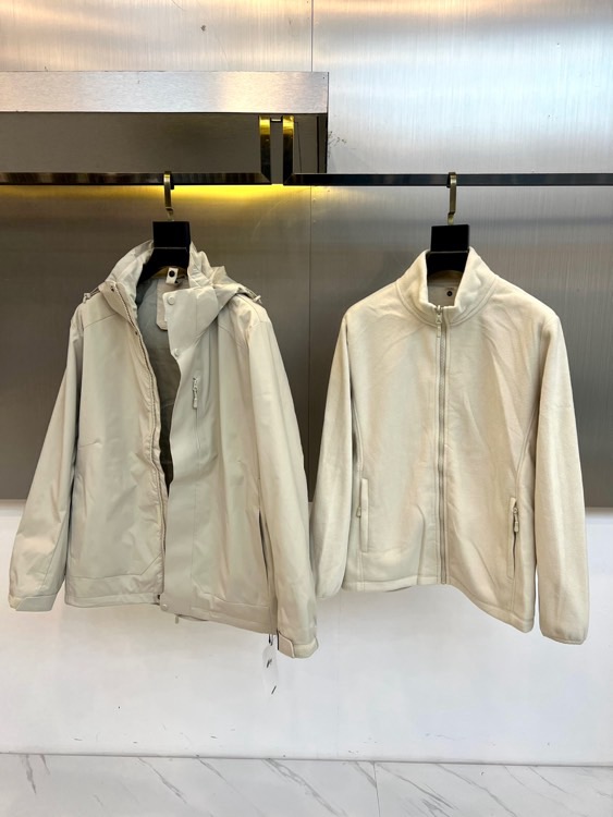 Stone Island石头岛、2025秋冬新品三合一外套以科技感浅灰配色诠释模块化功能美学。这款外套采