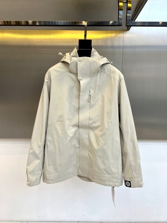 Stone Island石头岛、2025秋冬新品三合一外套以科技感浅灰配色诠释模块化功能美学。这款外套采