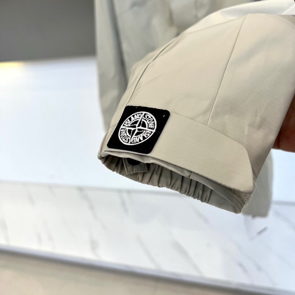 Stone Island石头岛、2025秋冬新品三合一外套以科技感浅灰配色诠释模块化功能美学。这款外套采