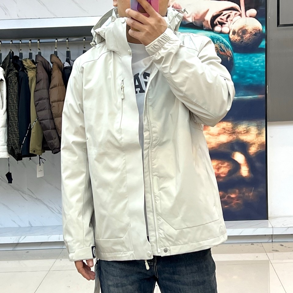 Stone Island石头岛、2025秋冬新品三合一外套以科技感浅灰配色诠释模块化功能美学。这款外套采