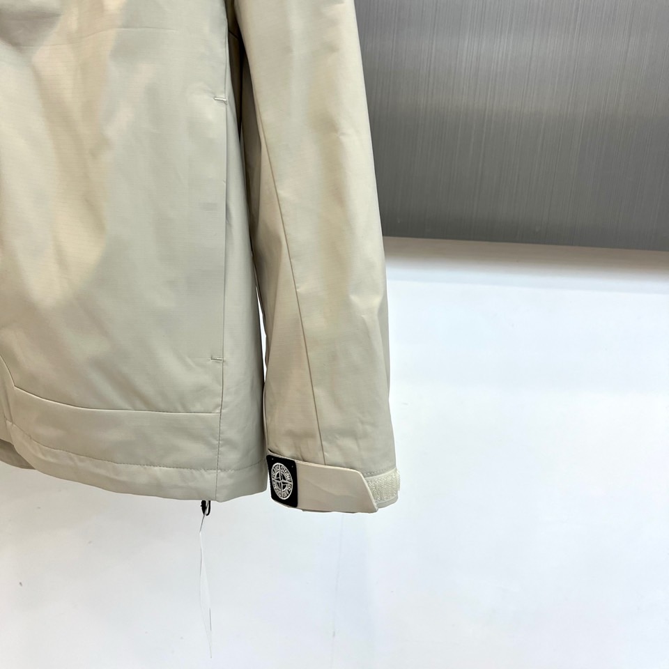 Stone Island石头岛、2025秋冬新品三合一外套以科技感浅灰配色诠释模块化功能美学。这款外套采