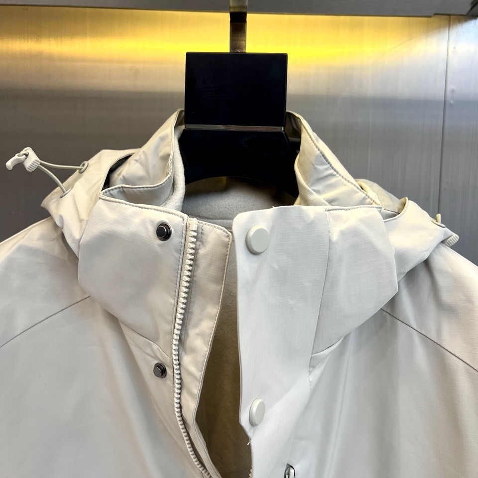 Stone Island石头岛、2025秋冬新品三合一外套以科技感浅灰配色诠释模块化功能美学。这款外套采