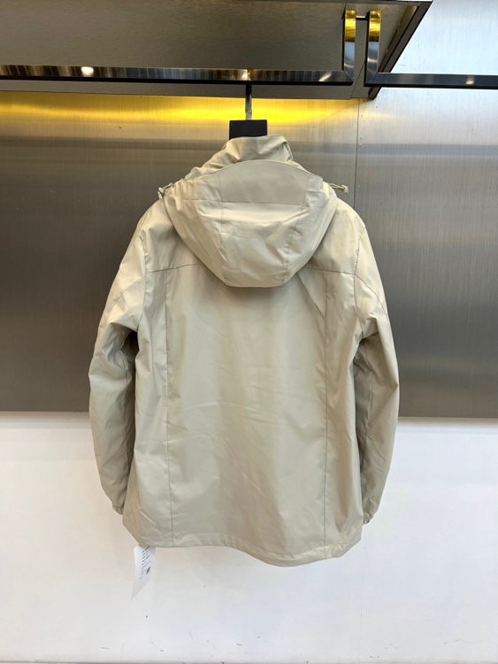 Stone Island石头岛、2025秋冬新品三合一外套以科技感浅灰配色诠释模块化功能美学。这款外套采