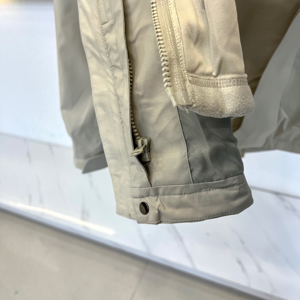 Stone Island石头岛、2025秋冬新品三合一外套以科技感浅灰配色诠释模块化功能美学。这款外套采