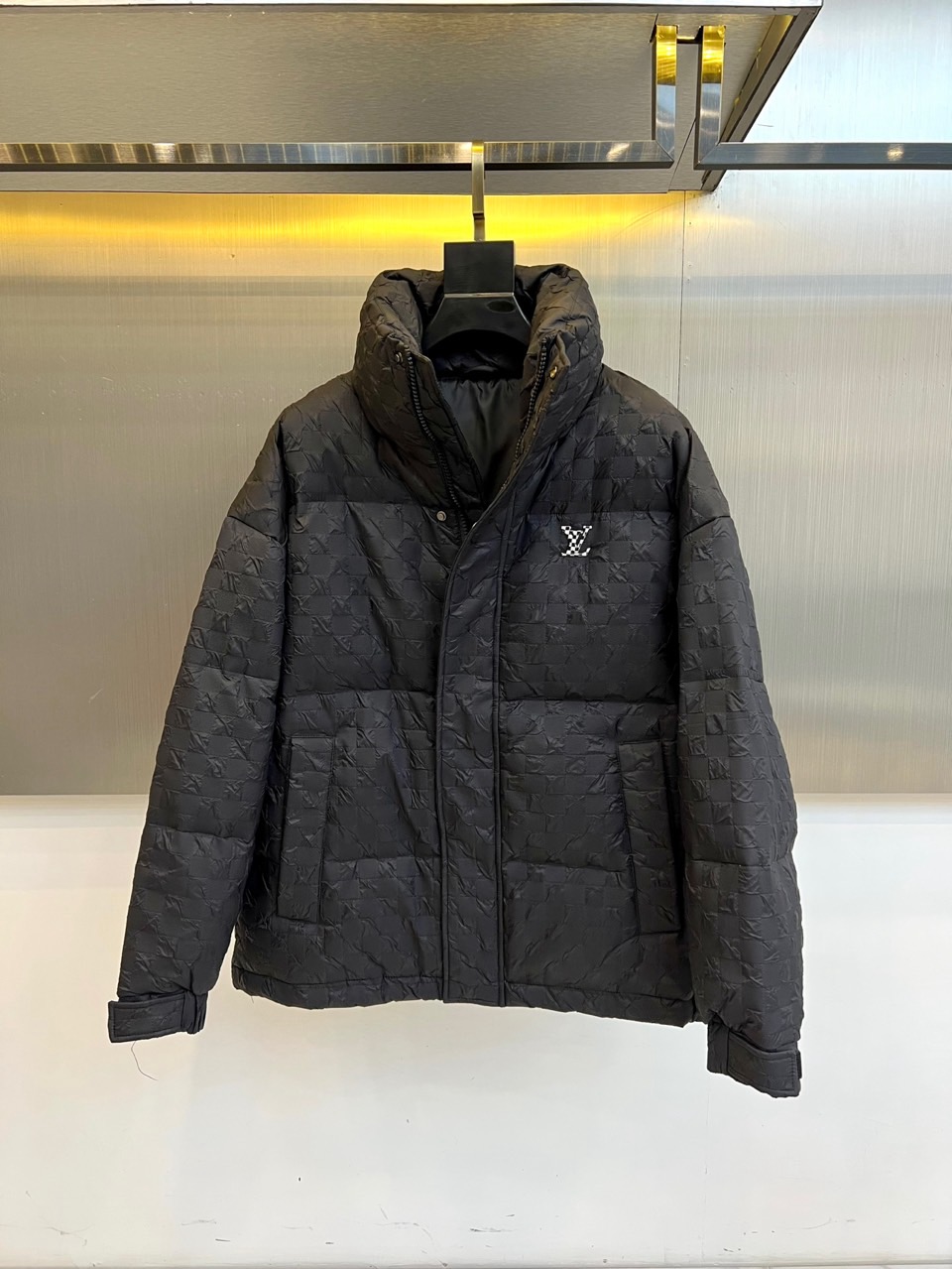 1v威登、2025秋冬新品羽绒服，以品牌标志性棋盘格纹绗缝演绎现代冬日奢华。高领设计搭配精准的菱形绗缝走