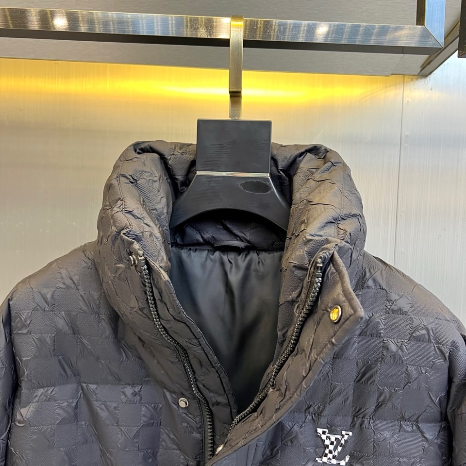 1v威登、2025秋冬新品羽绒服，以品牌标志性棋盘格纹绗缝演绎现代冬日奢华。高领设计搭配精准的菱形绗缝走