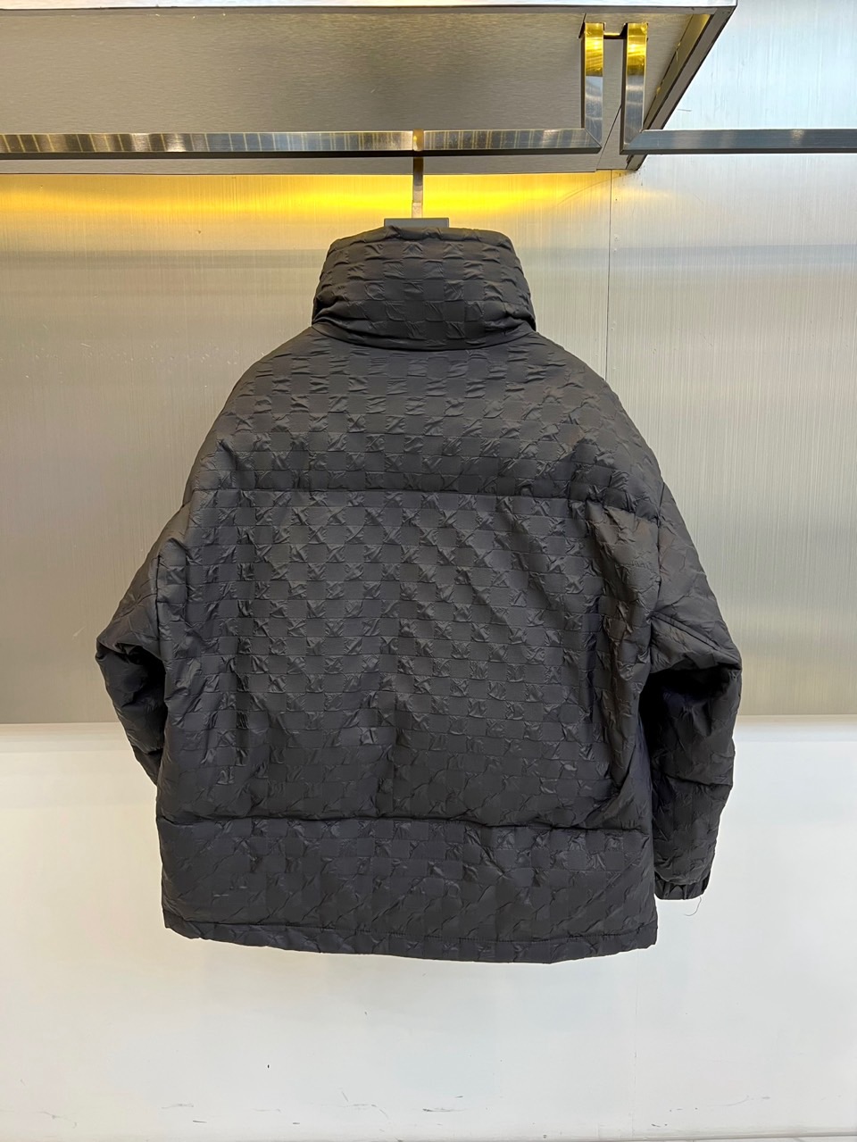 1v威登、2025秋冬新品羽绒服，以品牌标志性棋盘格纹绗缝演绎现代冬日奢华。高领设计搭配精准的菱形绗缝走