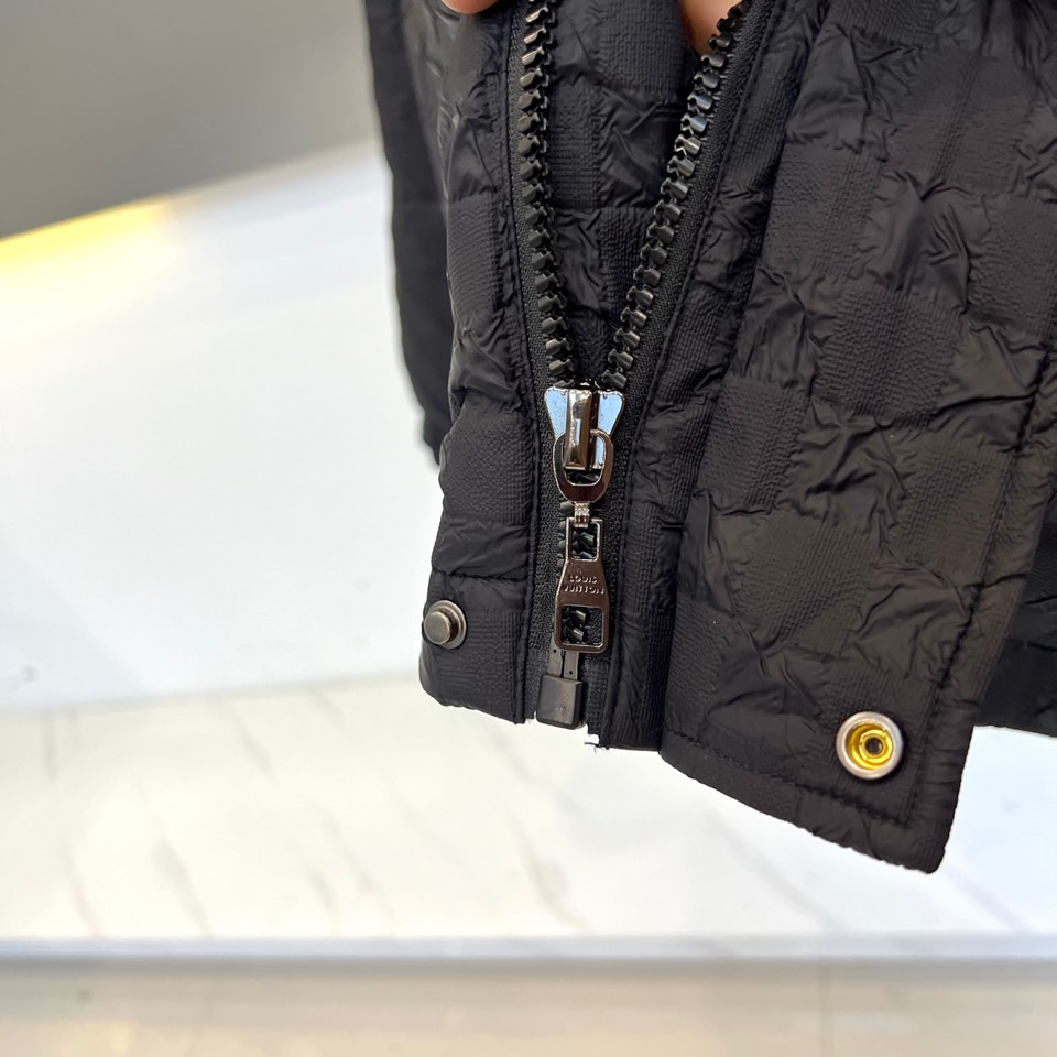 1v威登、2025秋冬新品羽绒服，以品牌标志性棋盘格纹绗缝演绎现代冬日奢华。高领设计搭配精准的菱形绗缝走