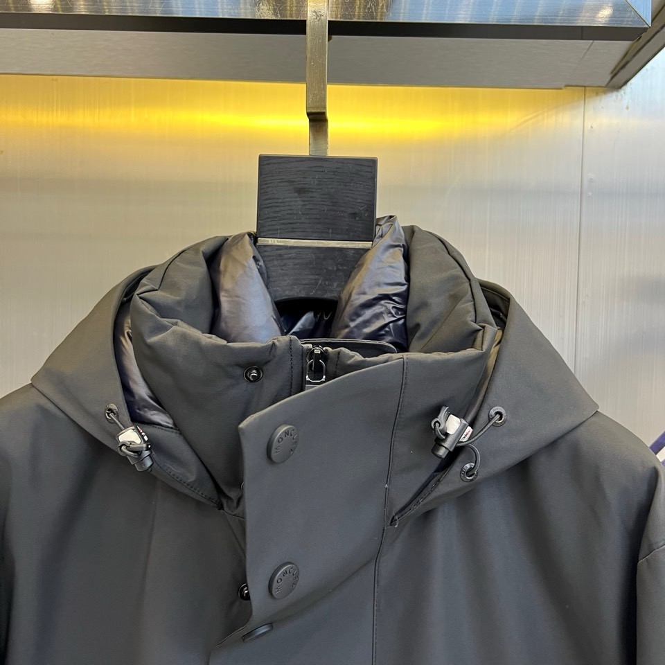 Moncler蒙口（鹅绒）、 2025秋冬新品中长款滑雪服，以温暖醇厚的暖棕色演绎阿尔卑斯山系美学。款式