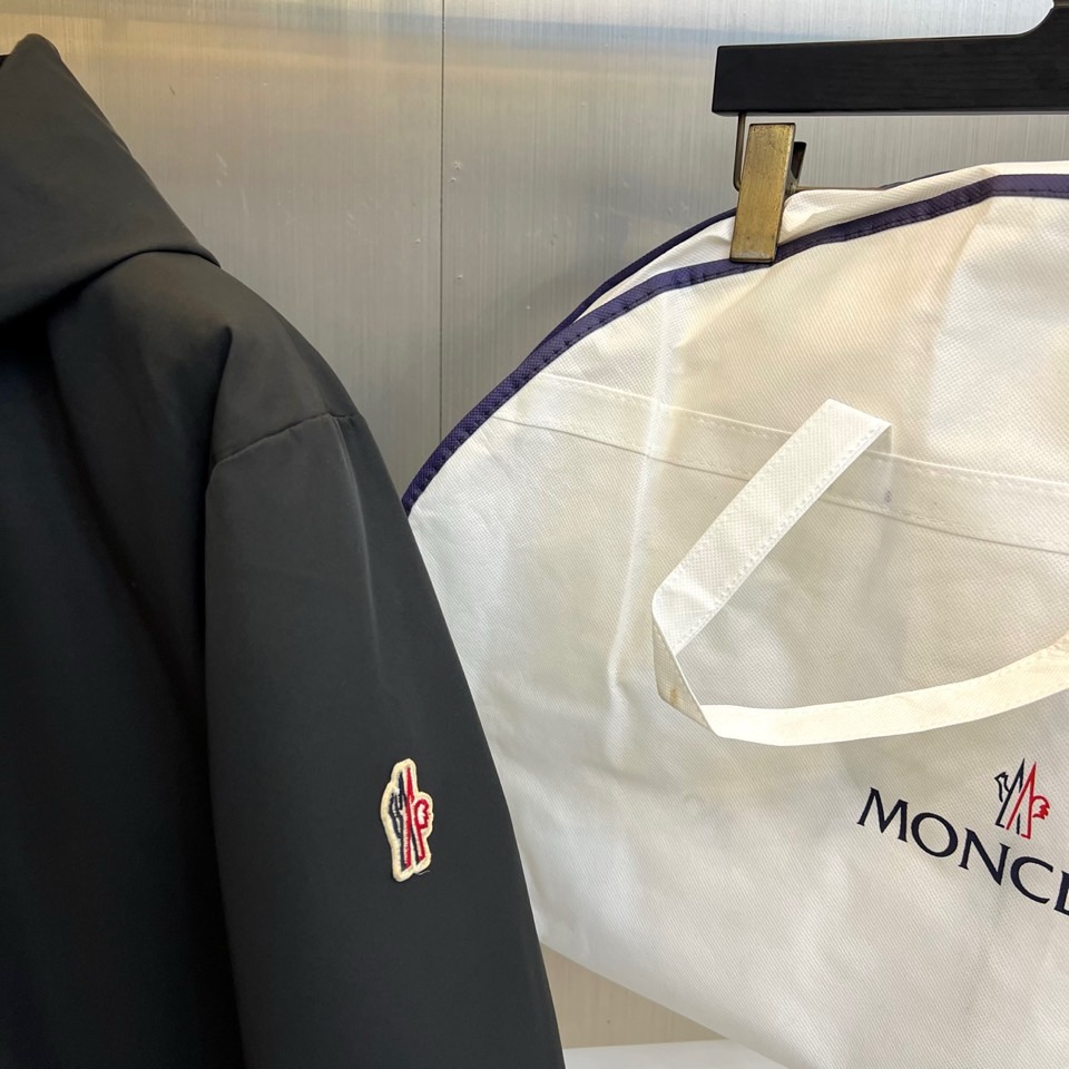Moncler蒙口（鹅绒）、 2025秋冬新品中长款滑雪服，以温暖醇厚的暖棕色演绎阿尔卑斯山系美学。款式