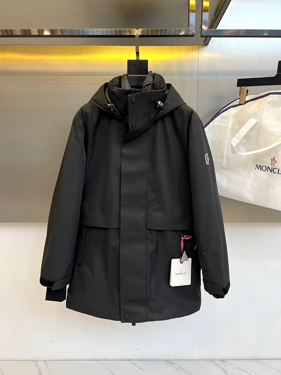 Moncler蒙口（鹅绒）、 2025秋冬新品中长款滑雪服，以温暖醇厚的暖棕色演绎阿尔卑斯山系美学。款式