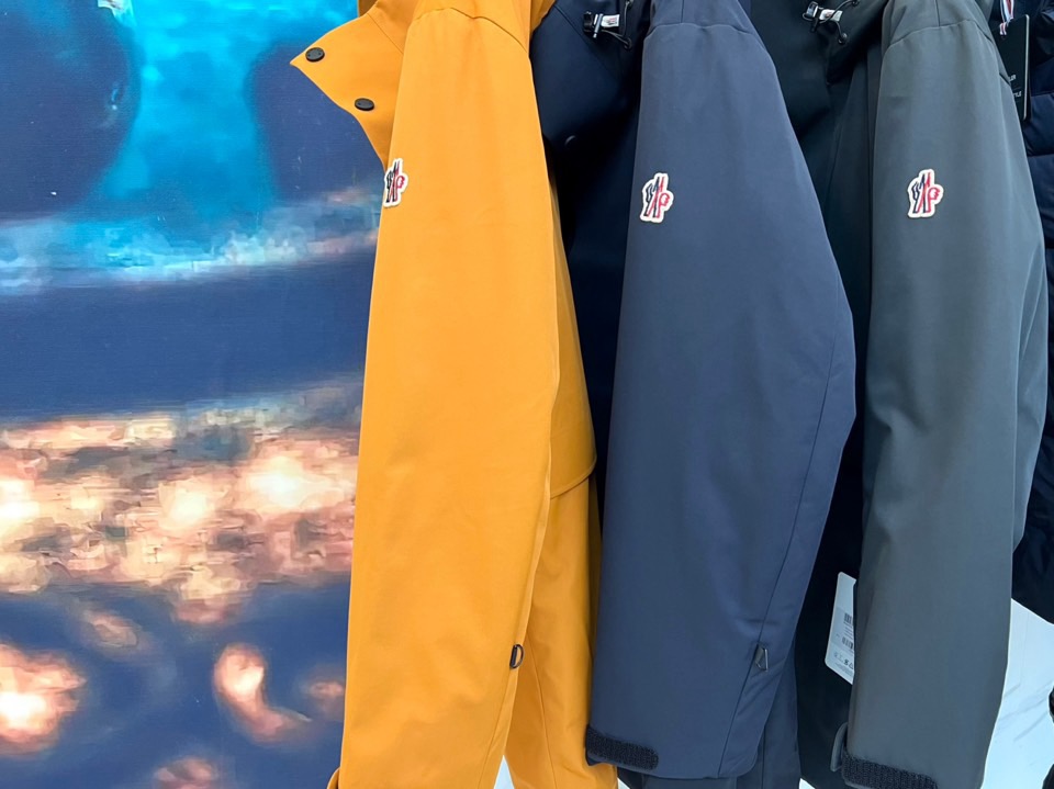 Moncler蒙口（鹅绒）、 2025秋冬新品中长款滑雪服，以温暖醇厚的暖棕色演绎阿尔卑斯山系美学。款式