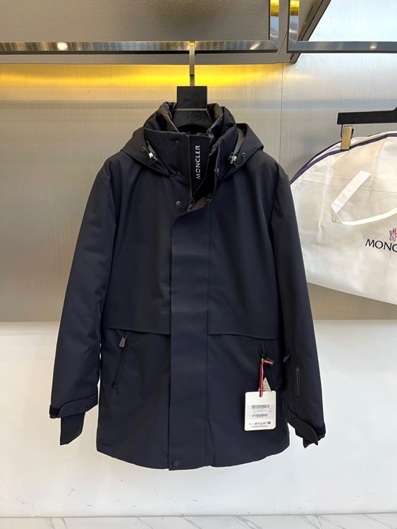 Moncler蒙口（鹅绒）、 2025秋冬新品中长款滑雪服，以温暖醇厚的暖棕色演绎阿尔卑斯山系美学。款式