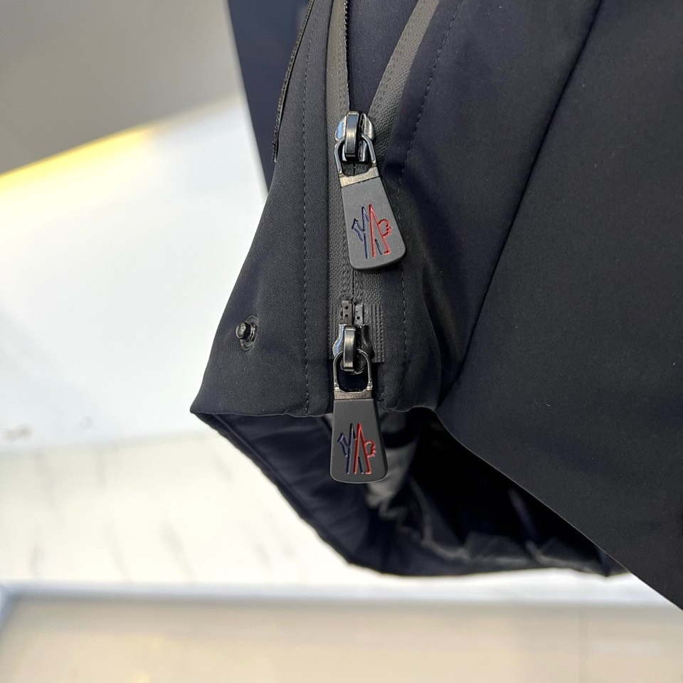 Moncler蒙口（鹅绒）、 2025秋冬新品中长款滑雪服，以温暖醇厚的暖棕色演绎阿尔卑斯山系美学。款式