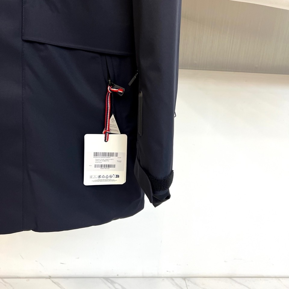 Moncler蒙口（鹅绒）、 2025秋冬新品中长款滑雪服，以温暖醇厚的暖棕色演绎阿尔卑斯山系美学。款式