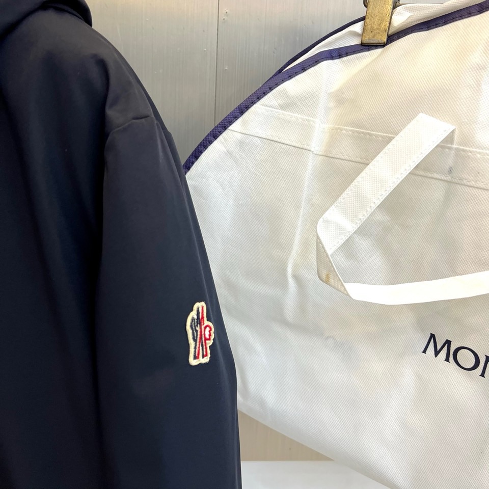 Moncler蒙口（鹅绒）、 2025秋冬新品中长款滑雪服，以温暖醇厚的暖棕色演绎阿尔卑斯山系美学。款式