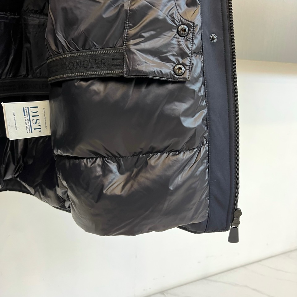 Moncler蒙口（鹅绒）、 2025秋冬新品中长款滑雪服，以温暖醇厚的暖棕色演绎阿尔卑斯山系美学。款式